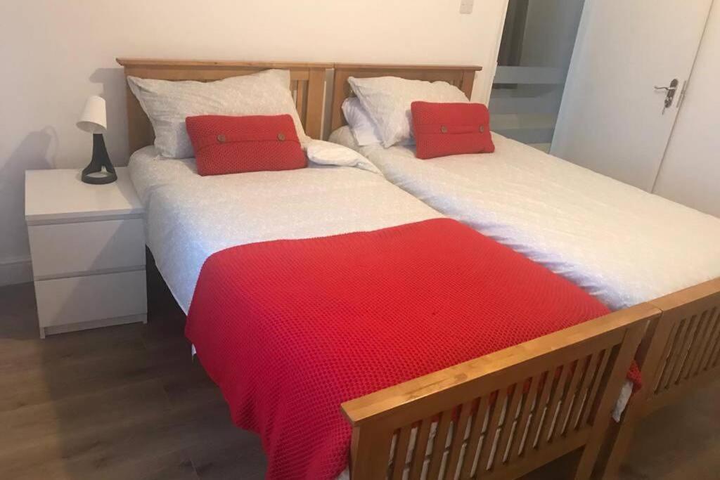 The Dartford Five Bedrooms Attractive House ภายนอก รูปภาพ