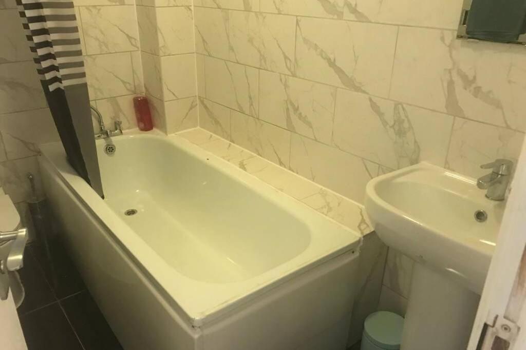 The Dartford Five Bedrooms Attractive House ภายนอก รูปภาพ