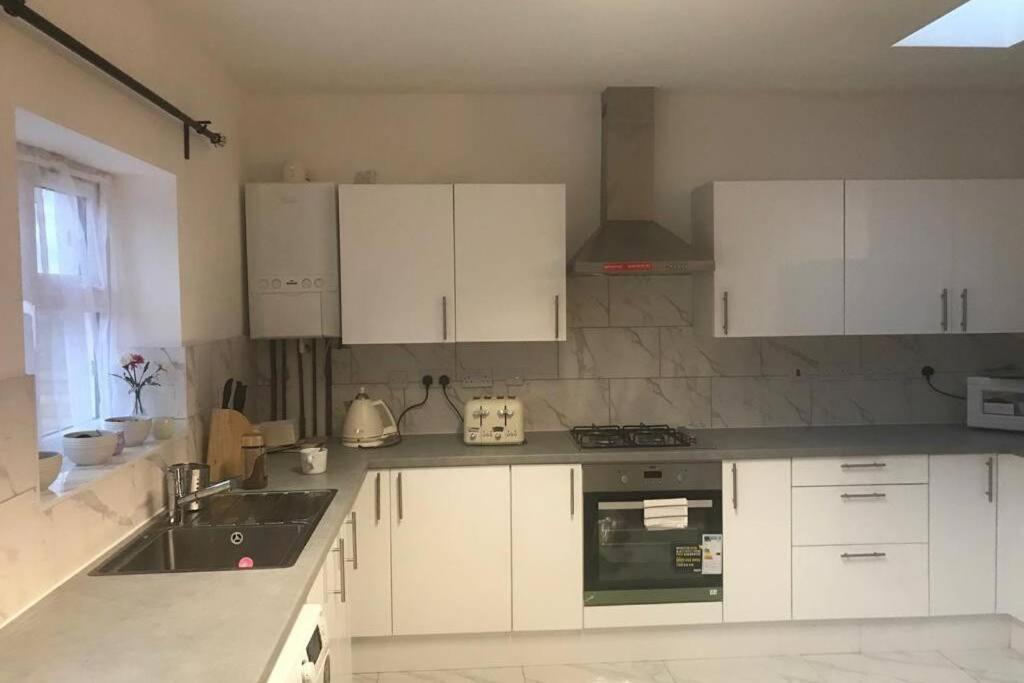 The Dartford Five Bedrooms Attractive House ภายนอก รูปภาพ